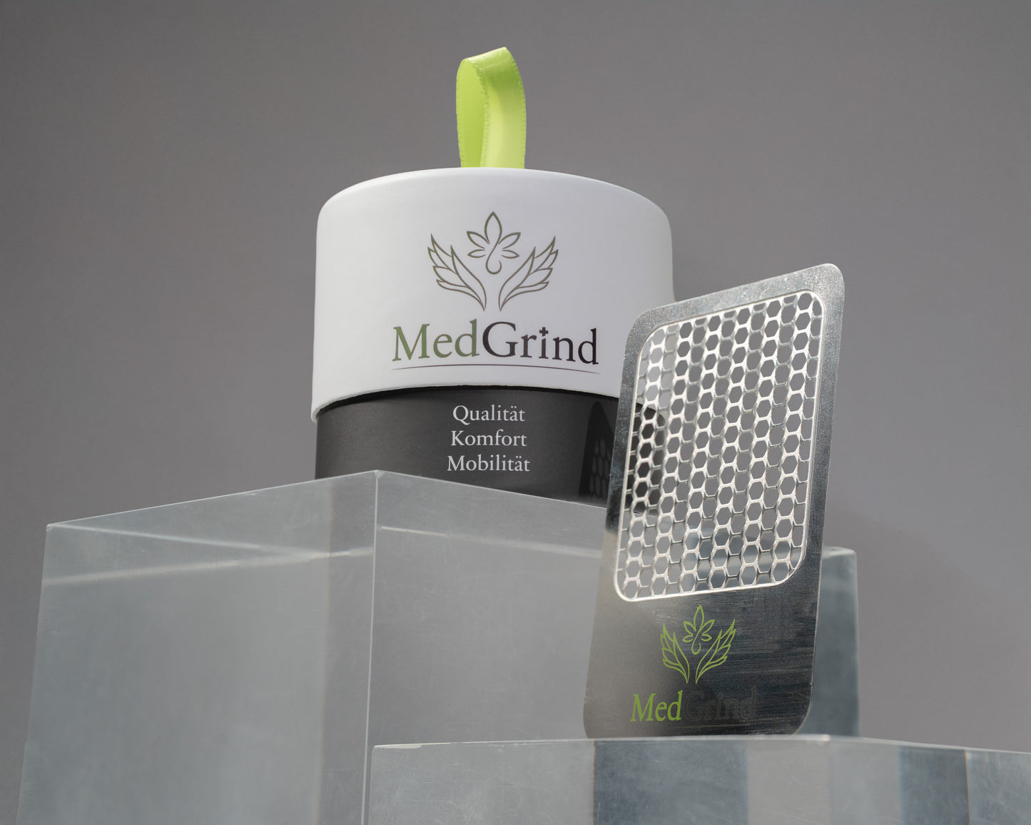 MedGrind Premium Edelstahl Grinder – Ersatzsieb aus passiviertem Edelstahl 304 mit MedGrind Logo, präsentiert neben hochwertiger Produktverpackung