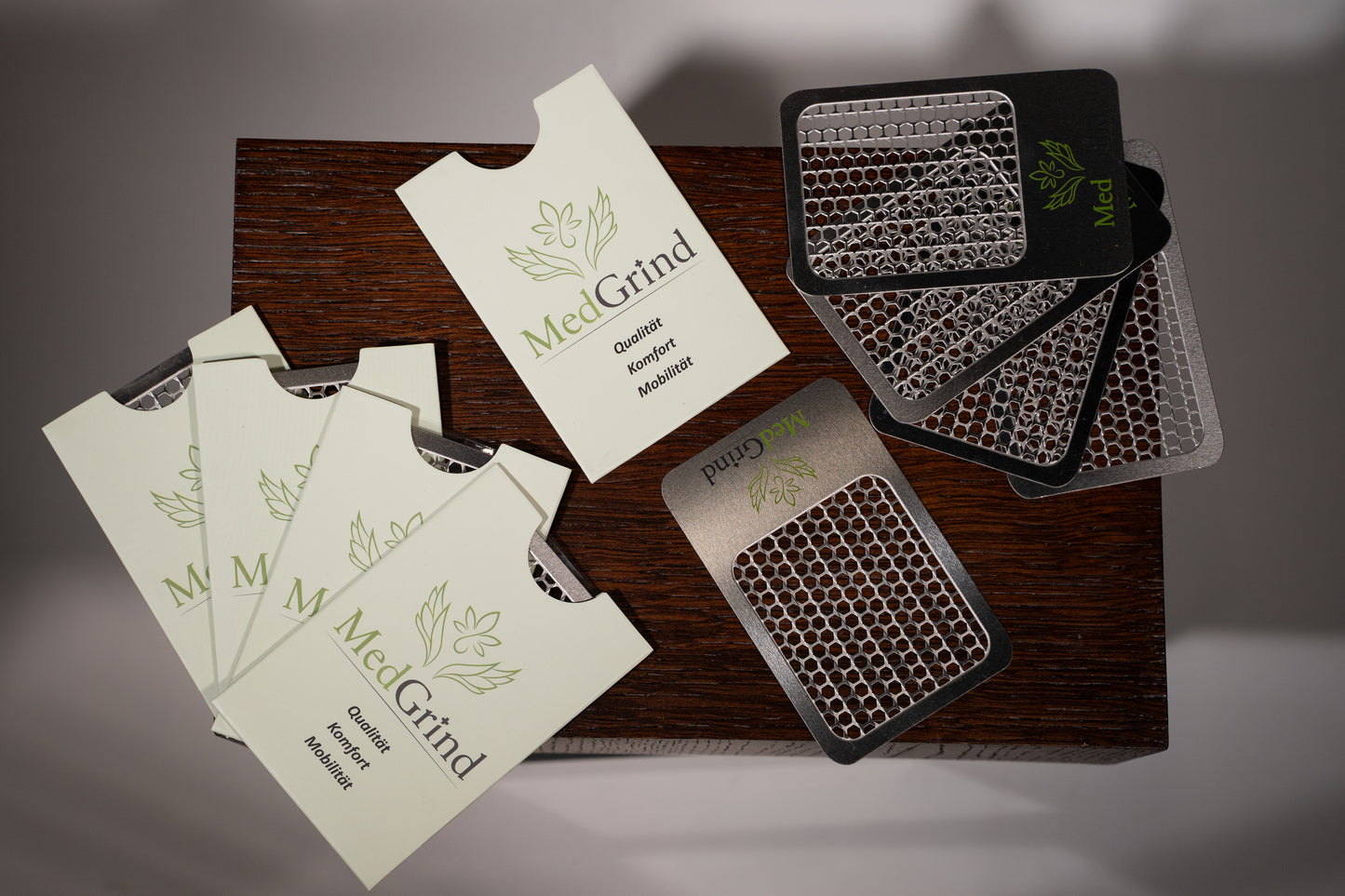 MedGrind Premium Edelstahl Grinder – austauschbare Siebe im Set mit MedGrind Logo, passivierter Edelstahl 304, hygienisch und langlebig, Zubehör auf Holzpodest