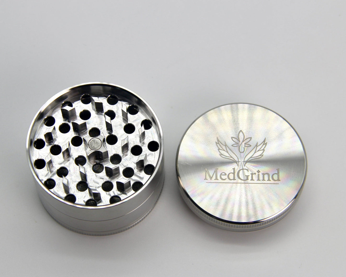 MedGrind Premium Edelstahl Grinder – geöffnetes Mahlwerk und Deckel mit Logo, passivierter Edelstahl 304, rostfrei, langlebig und hygienisch