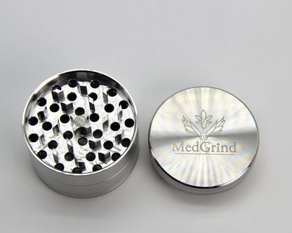 MedGrind Premium Edelstahl Grinder – geöffnetes Mahlwerk und Deckel mit Logo, passivierter Edelstahl 304, rostfrei, langlebig und hygienisch