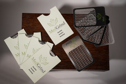 MedGrind Premium Edelstahl Grinder – austauschbare Siebe im Set mit MedGrind Logo, passivierter Edelstahl 304, hygienisch und langlebig, Zubehör auf Holzpodest