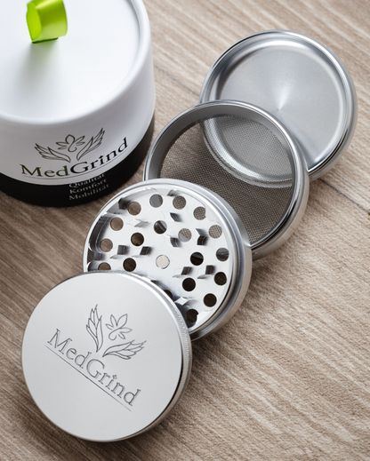 4-teiliger MedGrind Aluminium Grinder aus eloxiertem Aluminium mit Pollinator-Sieb und diamantgeschliffenen Mahlzähnen.