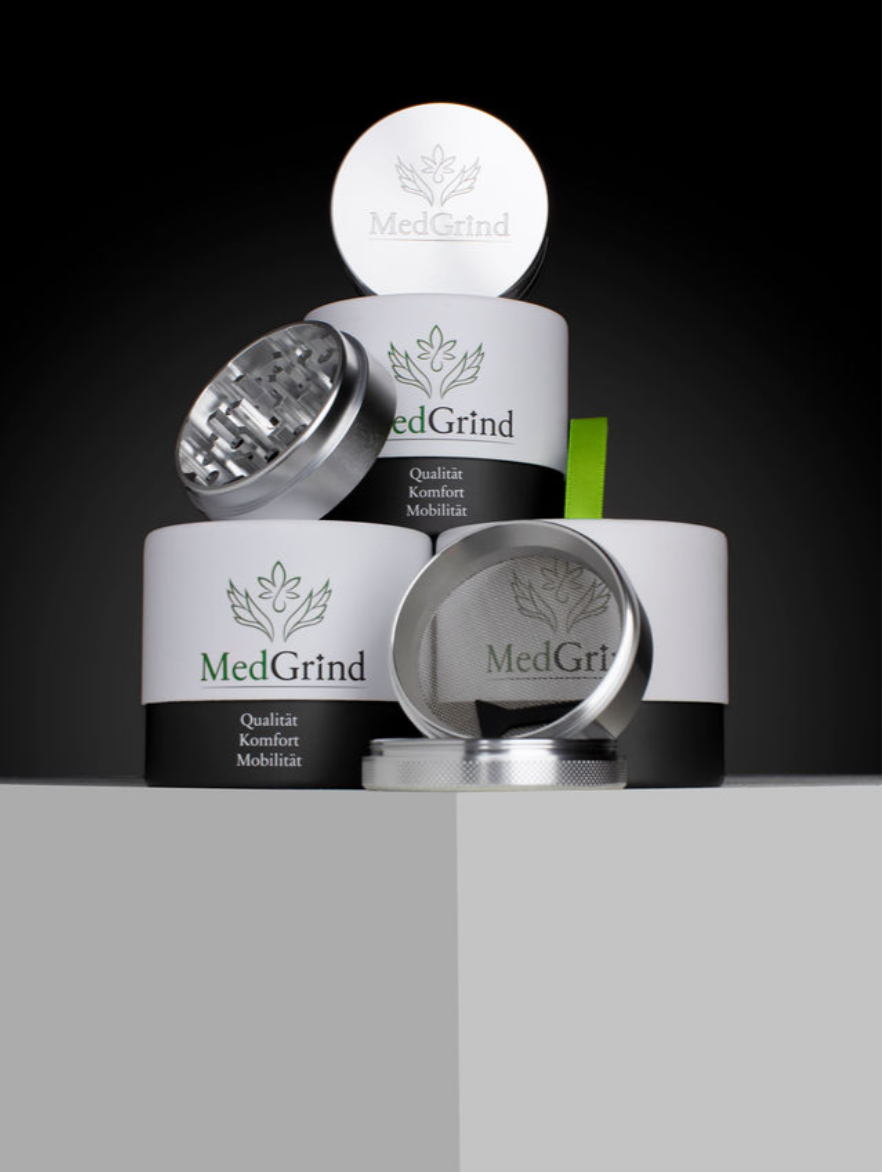 MedGrind Aluminium Grinder 63 mm und 40 mm, 4-teilig, eloxiert und unbeschichtet mit Pollinator-Sieb.