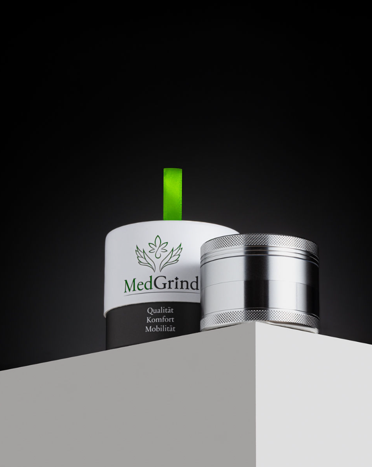 MedGrind Aluminium Grinder 63 mm aus eloxiertem Aluminium, 4-teilig mit griffiger Struktur.