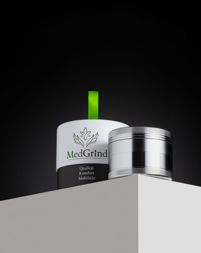 MedGrind Aluminium Grinder 63 mm aus eloxiertem Aluminium, 4-teilig mit griffiger Struktur.