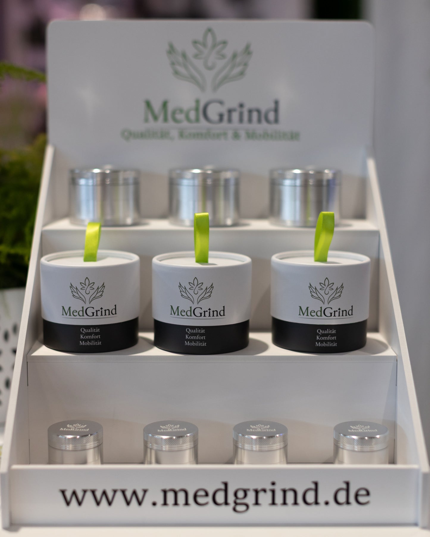 Display mit MedGrind Aluminium Grindern in 63 mm und 40 mm, eloxiert und unbeschichtet, Präsentation im Verkaufsaufsteller.