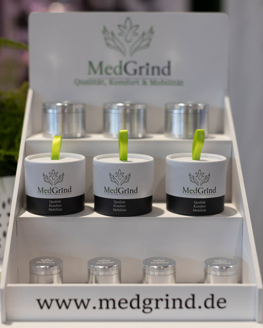 Display mit MedGrind Aluminium Grindern in 63 mm und 40 mm, eloxiert und unbeschichtet, Präsentation im Verkaufsaufsteller.