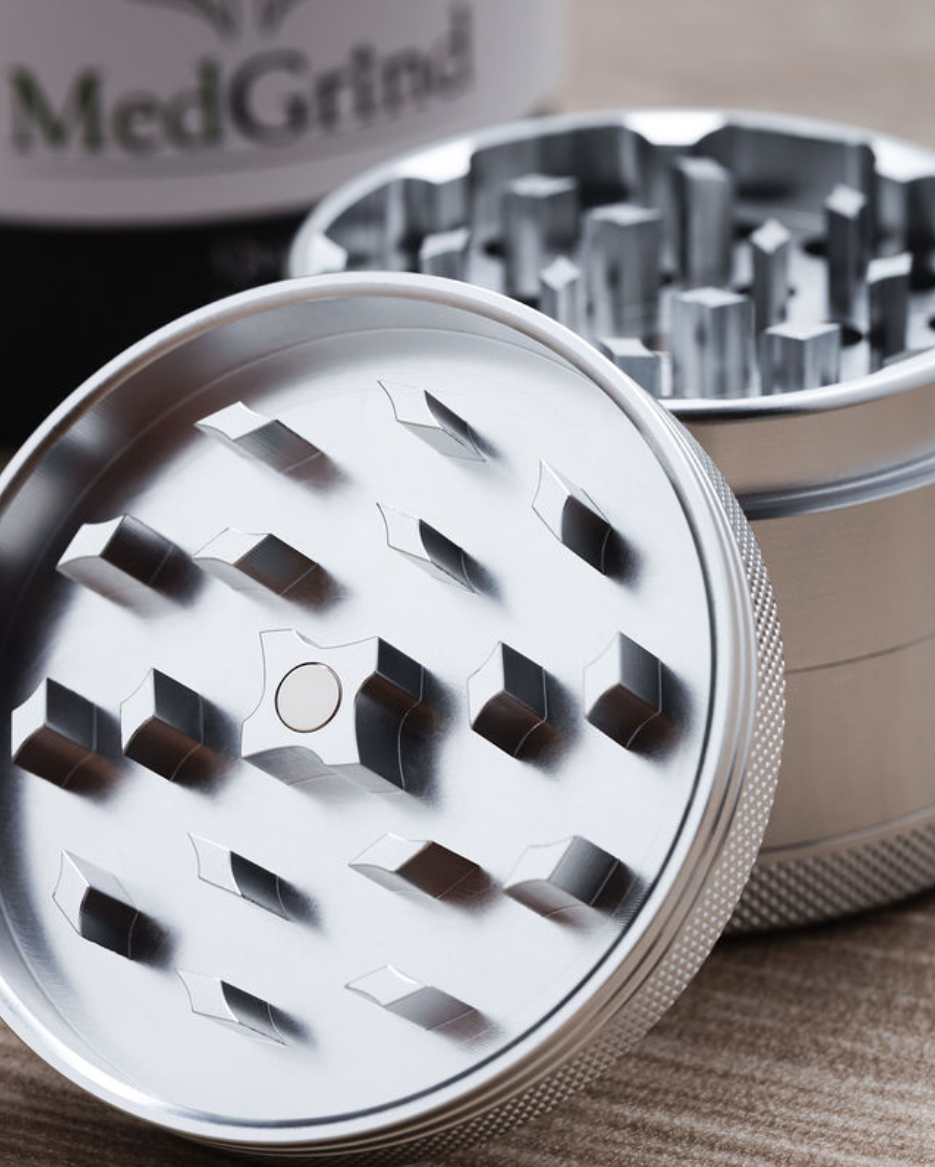 Detailaufnahme der diamantgeschliffenen Mahlzähne des MedGrind Aluminium Grinders aus eloxiertem Aluminium.