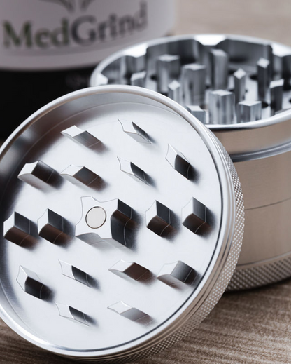 Detailaufnahme der diamantgeschliffenen Mahlzähne des MedGrind Aluminium Grinders aus eloxiertem Aluminium.