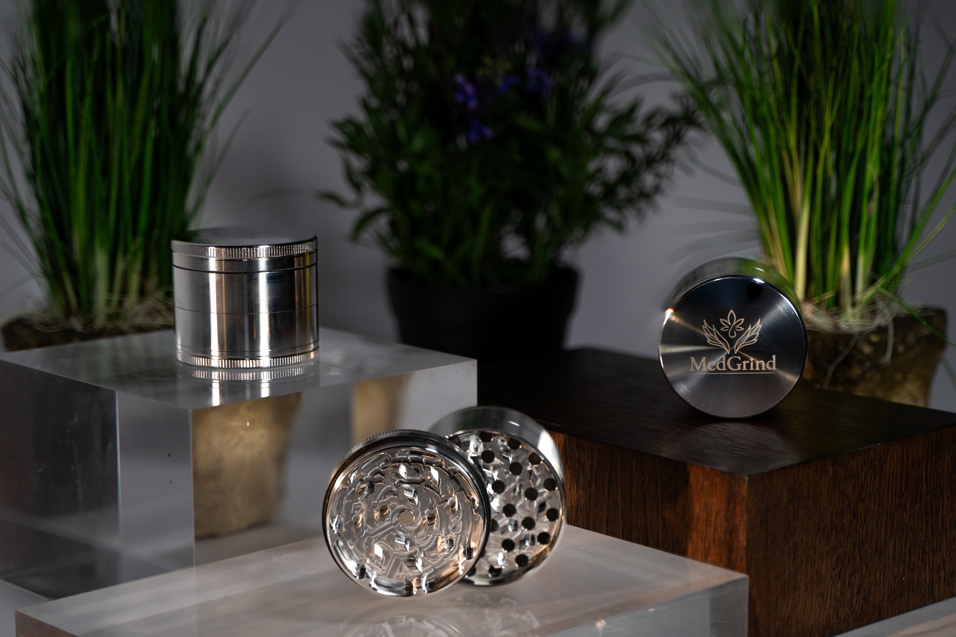 MedGrind Premium Edelstahl Grinder 63 mm – passivierter Edelstahl 304, rostfrei, hygienisch und langlebig, geöffnet und geschlossen im Produktfoto